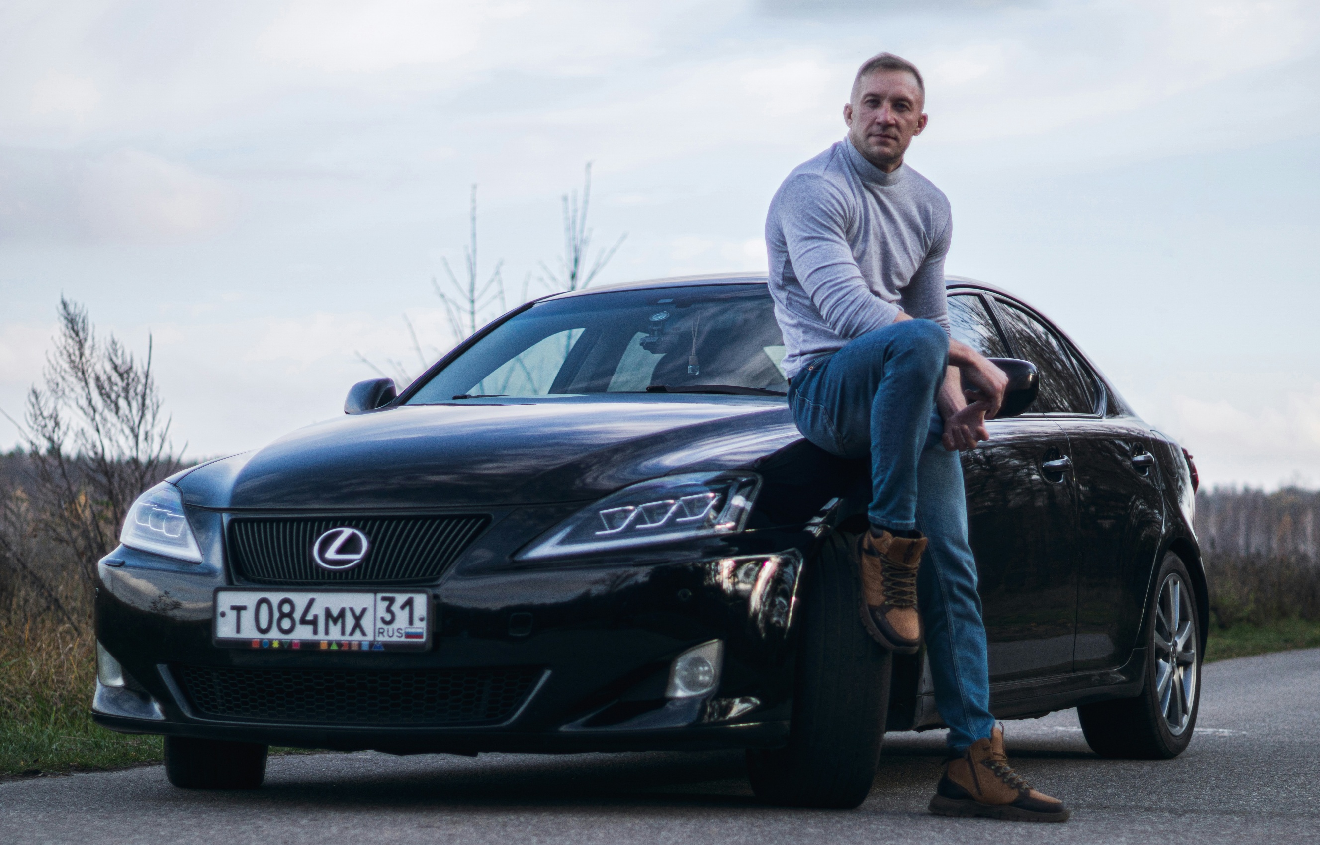 Illinois driver considering vehicle trade-in value at G-Inspired Automall Washington Illinois